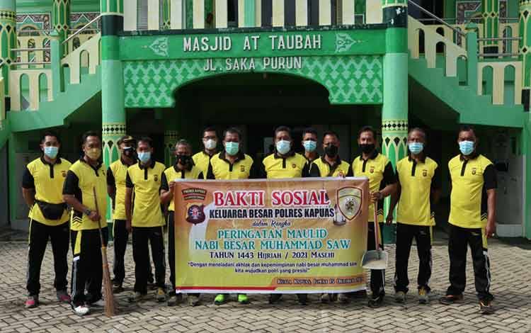 Sambut Peringatan Maulid Nabi Muhammad SAW, Polres Kapuas Bersihkan Masjid