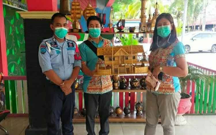 Produk Kerajinan WBP Rutan Kapuas Mulai Diminati Warga
