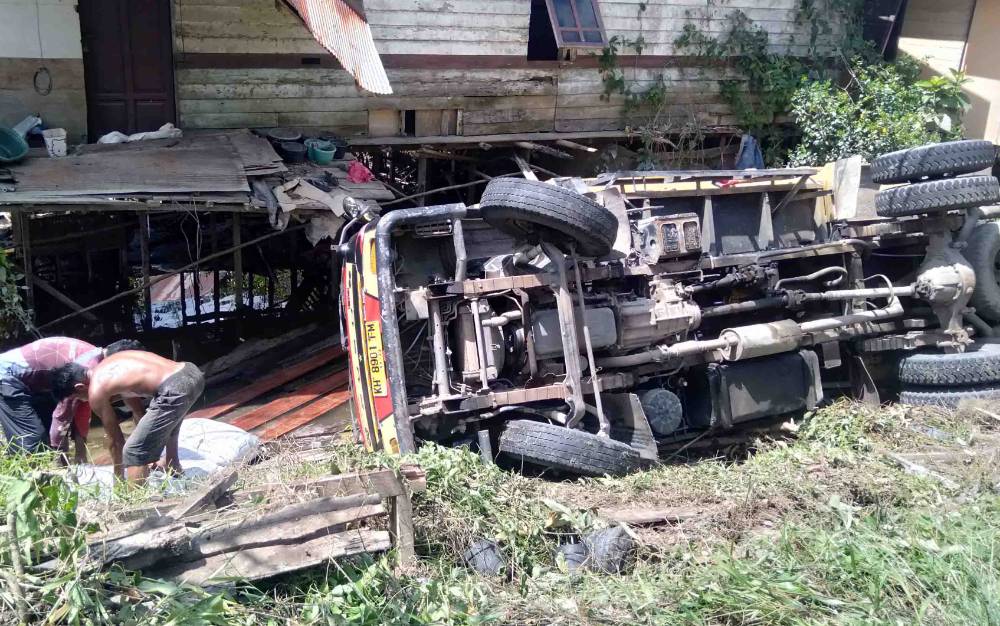 Hindari Roda Dua, Truk Hilang Kendali dan Masuk Parit