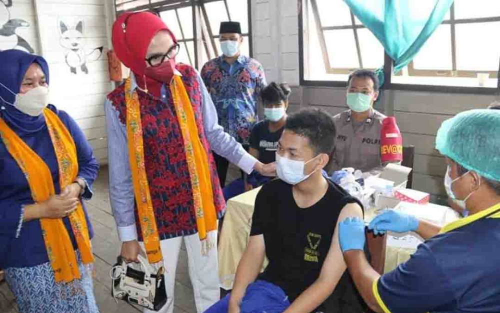 Ketua TP PKK Kalteng Ingatkan Guru dan Siswa Taat Protokol Kesehatan saat PTM