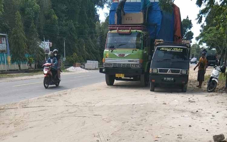Pengguna Jalan Keluhkan Fuso Nekat Bongkar Muat di Tepi Jalan