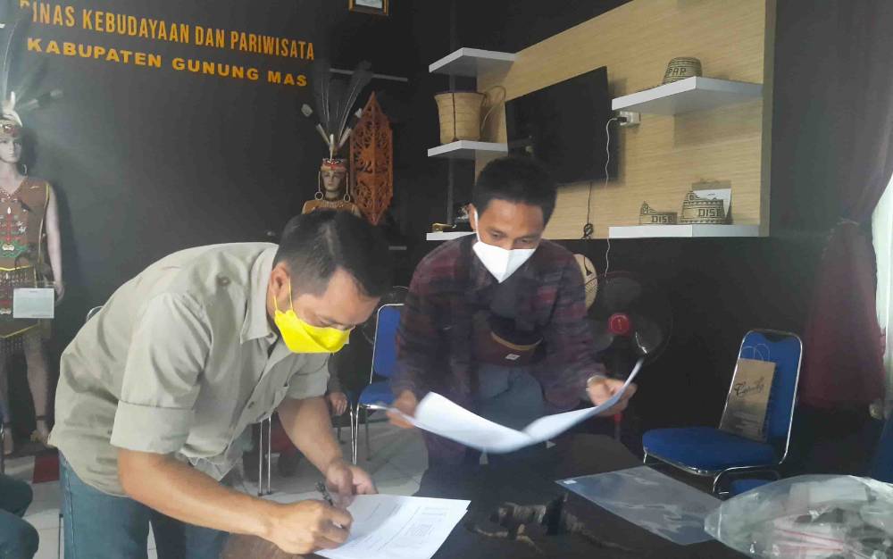 Balai Arkeologi Kalsel Serahkan Artefak ke Disbudpar Gunung Mas