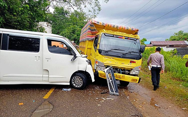 Luxio Berpenumpang 12 Orang Tabrakan dengan Truk di Desa Matabu