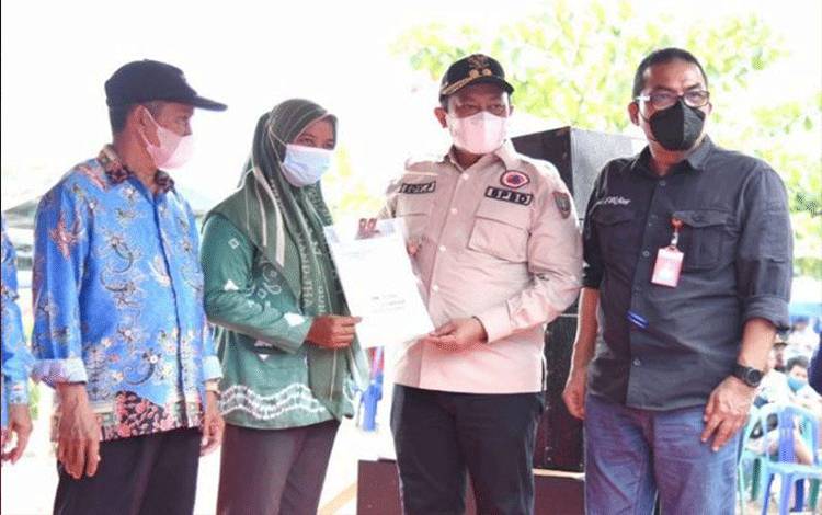 Sertifikat PTSL Food Estate Kalteng Diserahkan Kepada Masyarakat