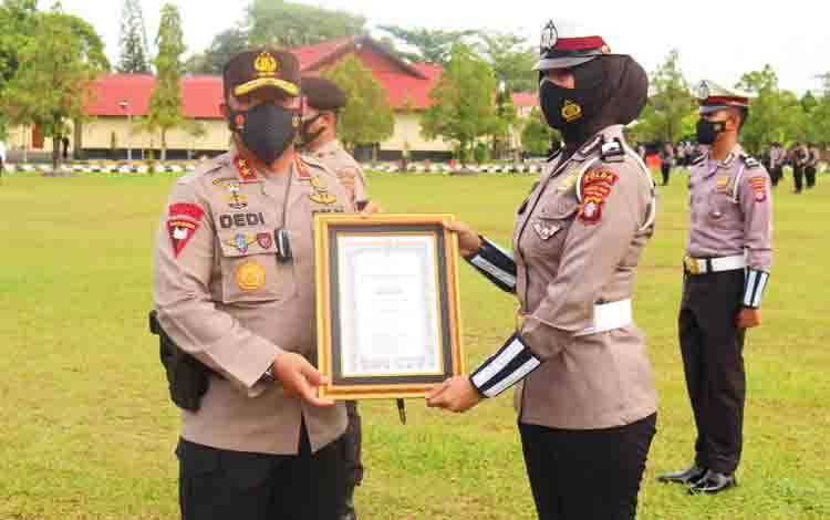 72 Personel Polda Kalteng Terima Penghargaan