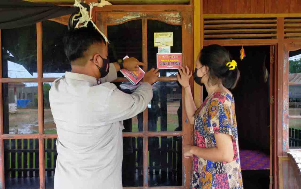 Rumah Warga Kelurahan Pangkut yang Sudah Divaksin Dipasang Stiker