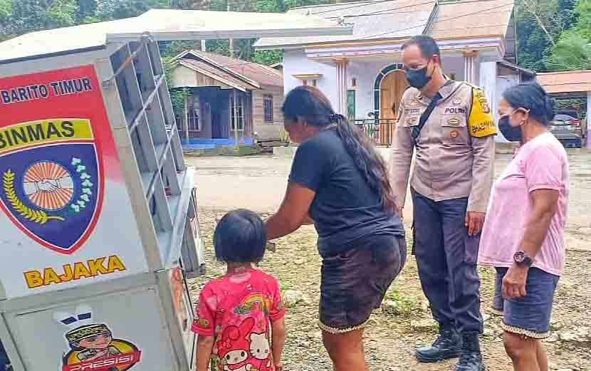 Bhabinkamtibmas Ajak Warga Desa Sarapat Gemar Membaca Melalui Program Bajaka Presisi