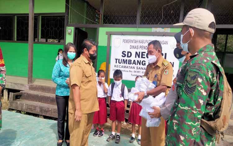 Camat Sanaman Mantikei Salurkan Bantuan Masker kepada Siswa