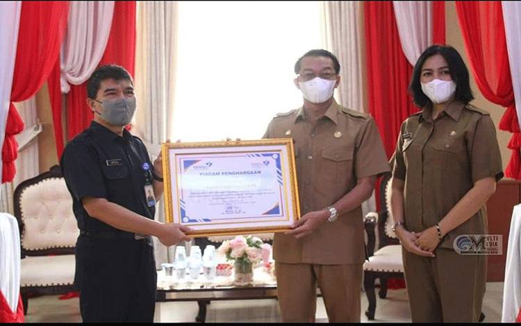 Pemkab Murung Raya Terima Penghargaan dari BKKBN