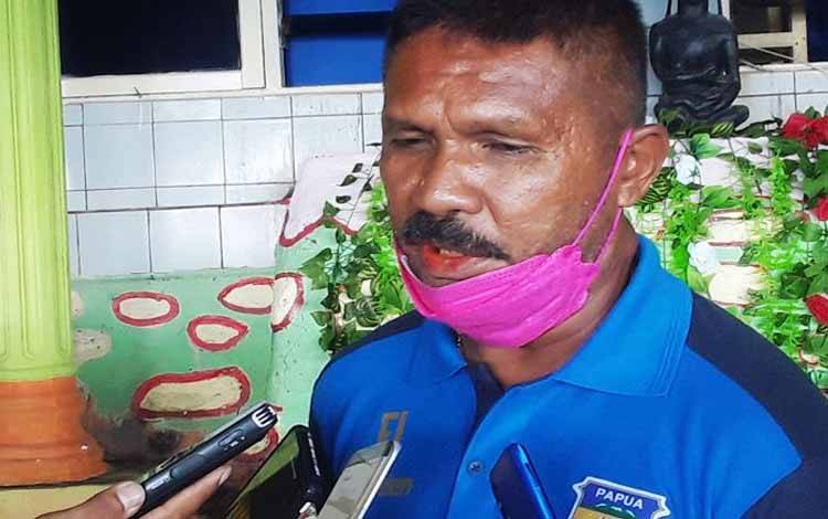 Eduard Ivakdalam Peracik Tim Emas Sepak Bola PON Papua