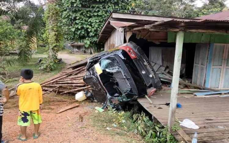 Rumah Warga Kota Besi Rusak Ditabrak Pikap