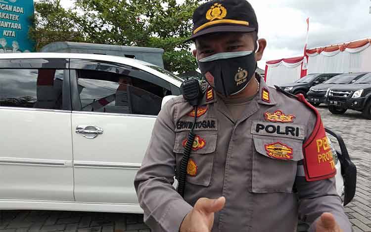 Kapolsek Pahandut Ajak Pengunjung dan Pedagang di Pasar Tetap Terapkan Prokes