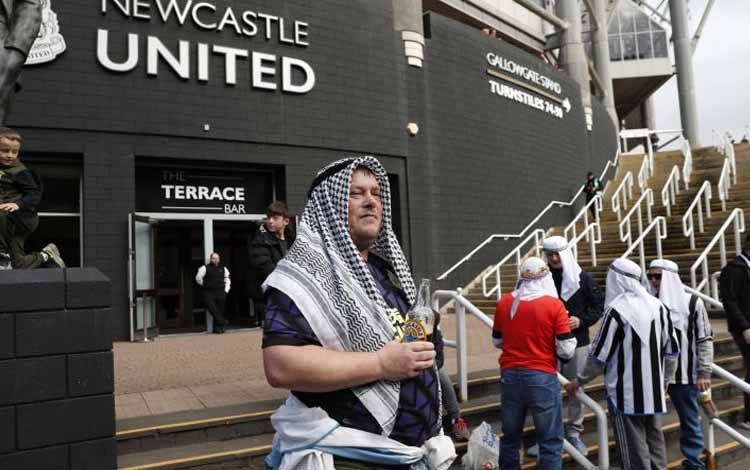 Newcastle Desak Suporternya Kurangi Kenakan Pakaian Tradisional Arab