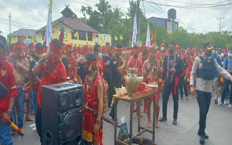 Ratusan Pasukan Merah Demo di Depan Polda Kalteng