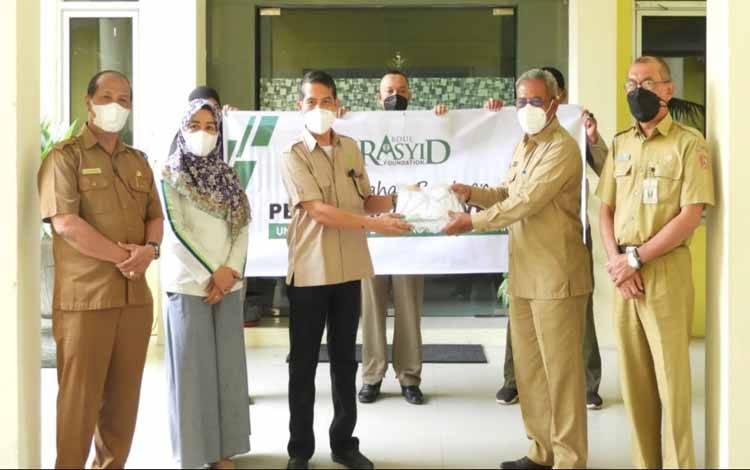 Sukseskan Program Vaksinasi Covid-19, Abdul Rasyid Foundation Salurkan Bantuan Pakaian Pendukung Vaksinator