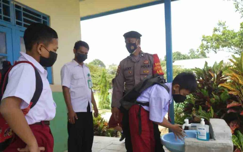 Polsek Aruta Imbau Siswa SD Taati Prokes Saat PTM