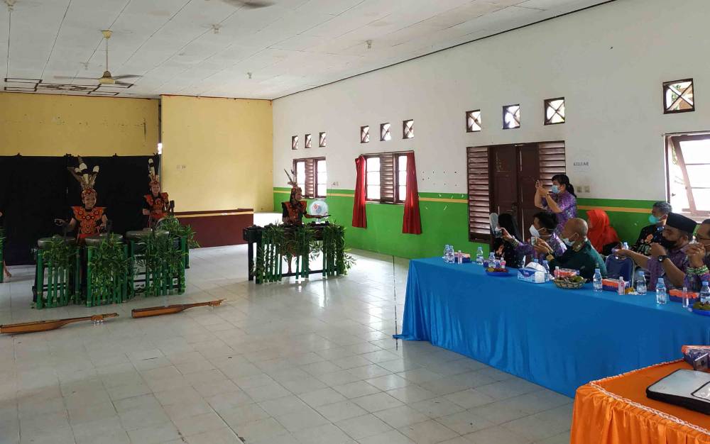 Rombongan Disdikbud Sukamara Kagumi Penampilan Pelajar SMP Negeri 1 Kuala Pembuang