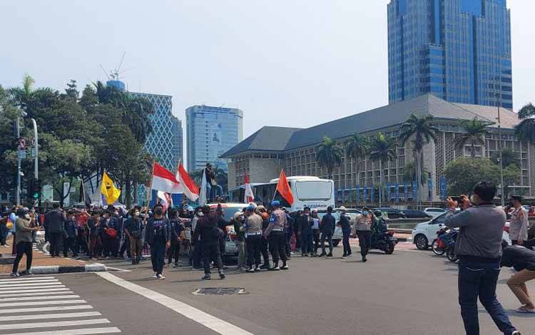 Ratusan Mahasiswa Tutup Jalan di Kawasan Patung Kuda