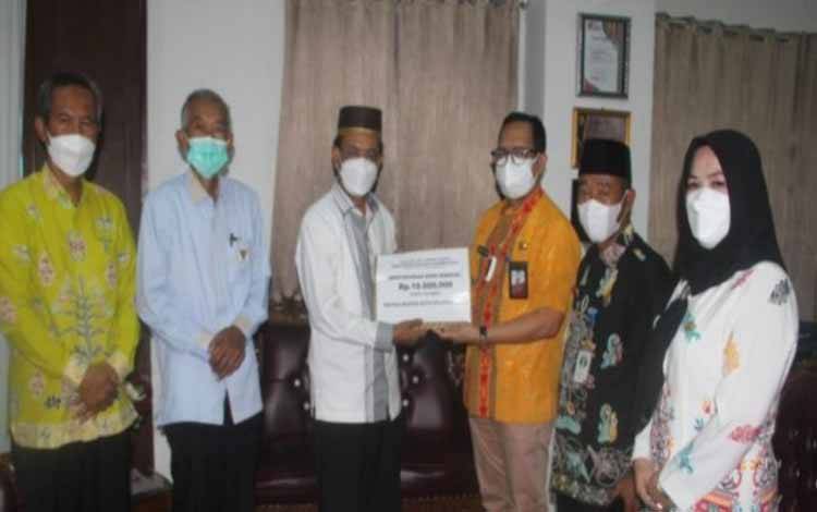 Dinkes Palangka Raya Salurkan Zakat dan Infaq