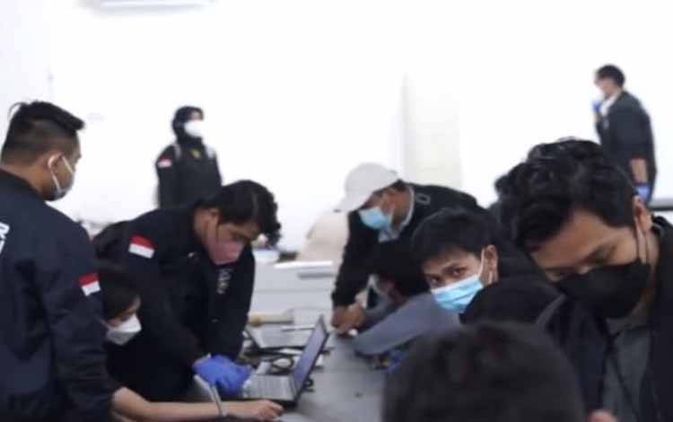 Polisi Gerebek Kantor Pinjaman Online Ilegal di Surabaya