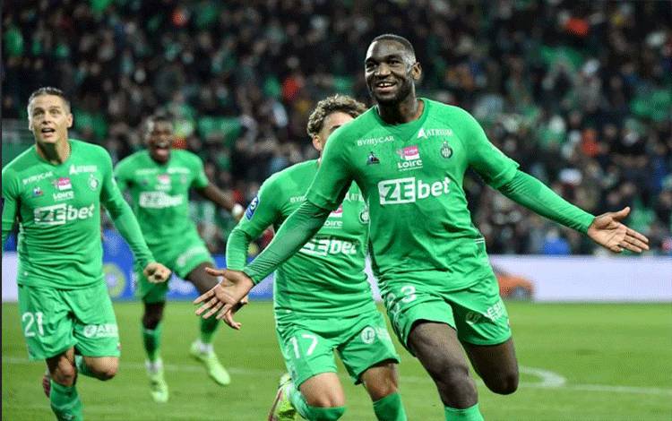 Saint-Etienne Petik Satu Poin dari Laga Tertunda Insiden Suar