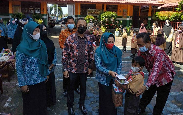 Ketua TP PKK Seruyan Serahkan Bantuan Alat Tulis Untuk Pelajar