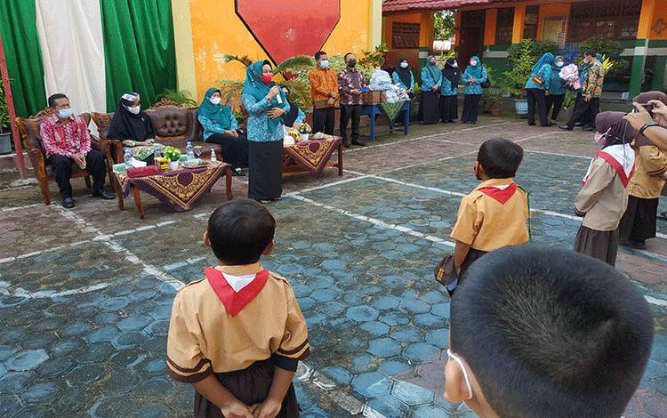 Kunjungi Sekolah di Kelurahan Kuala Pembuang I, Ini Pesan Ketua TP PKK Seruyan