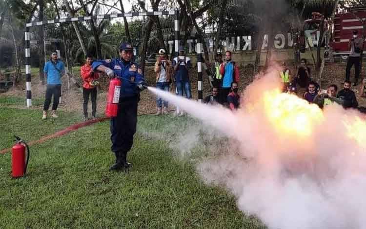 Damkar Kobar Gelar Simulasi Penanggulangan Kebakaran Bersama Karyawan PT SSMS Tbk