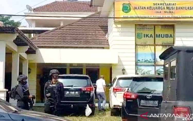 Penyidik KPK Geledah Kantor Sekretariat IKA Musi Banyuasin