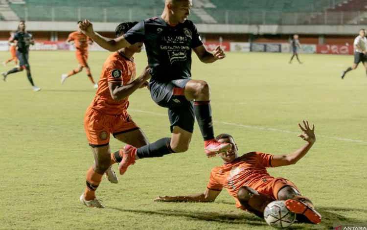 Arema FC Tumbangkan Persiraja 2-0