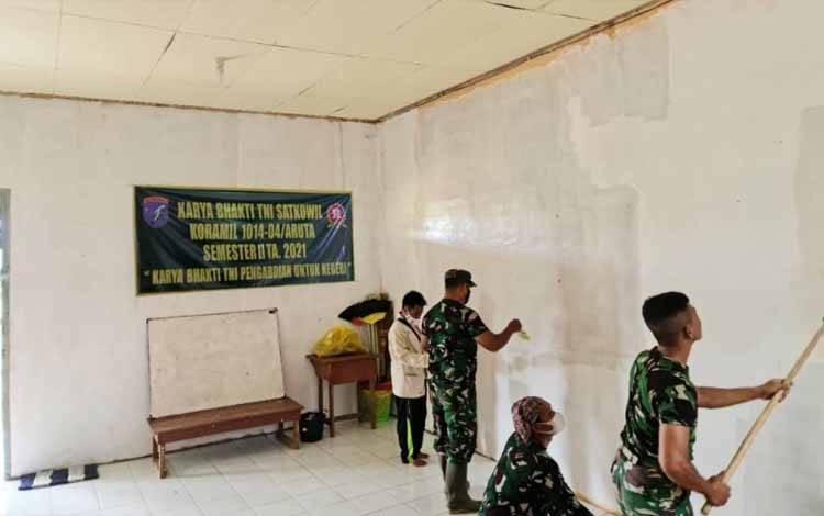 Koramil Aruta Bantu Pengecatan Ruang Perpustakaan SMPN Pangkut