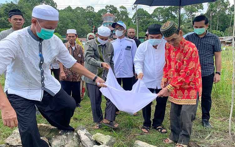 Bupati Barito Timur Letakkan Batu Pertama Pembangunan Masjid di Desa Lampeong