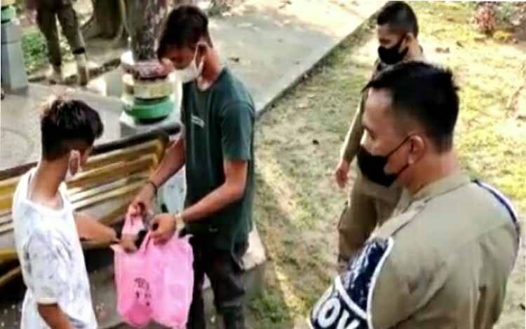 Satpol PP dan Damkar Kapuas Edukasi Warga agar Buang Sampah pada Tempatnya