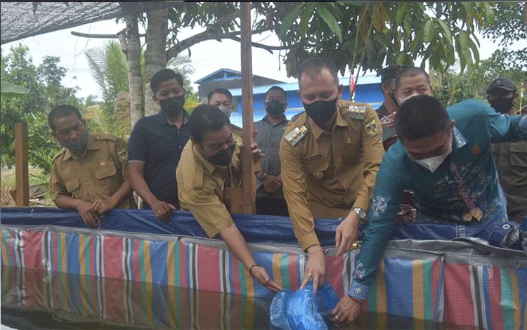 Pemkab Gunung Mas Salurkan Benih dan Pakan Ikan di Bereng Jun