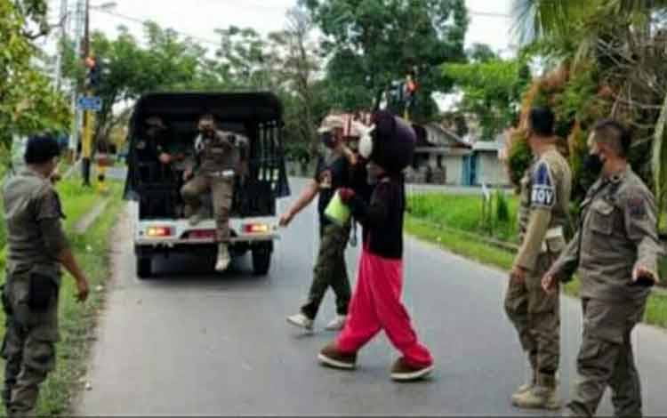 Satpol PP dan Damkar Kapuas Arahkan Badut Beraktivitas ke Taman Kota