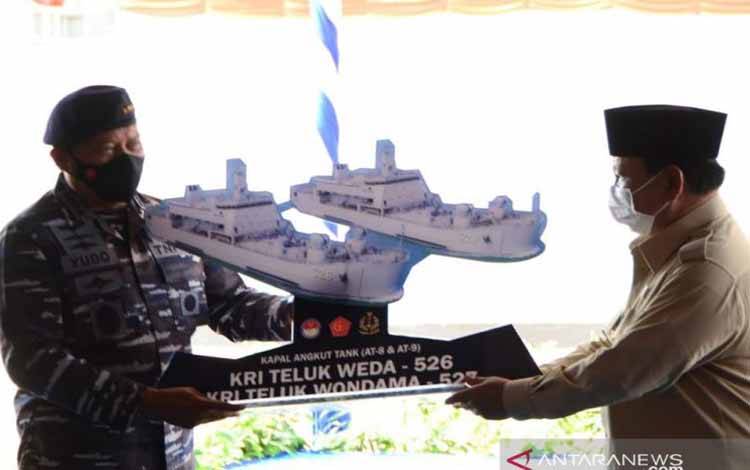 Prabowo Serahkan 2 Kapal Angkut Tank kepada TNI AL