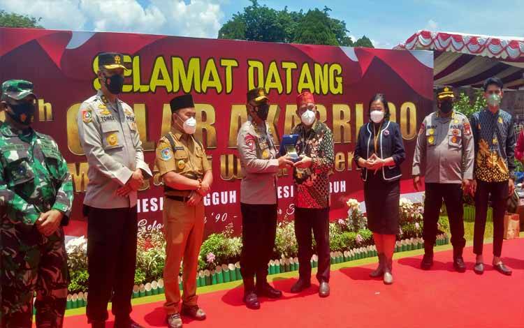 Kapolda Kalteng Terima Penghargaan dari Rektor UNKRIP