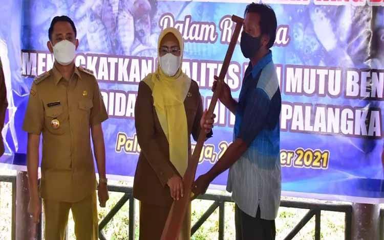 Pemko Palangka Raya Berikan Bantuan Alat Tangkap Ikan untuk Nelayan