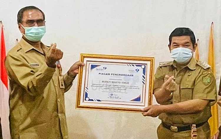 Bupati dan DP3AKB Barito Timur Terima Penghargaan dari BKKBN Kalteng