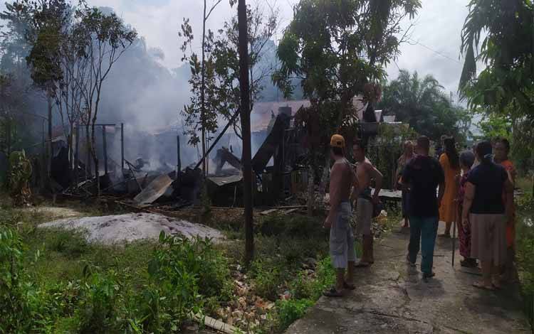 Rumah Seorang Nenek di Desa Pelangsian Terbakar