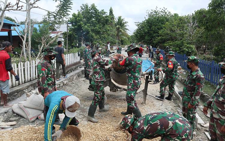 Kodim 1013 Muara Teweh Gelar Karya Bakti TNI