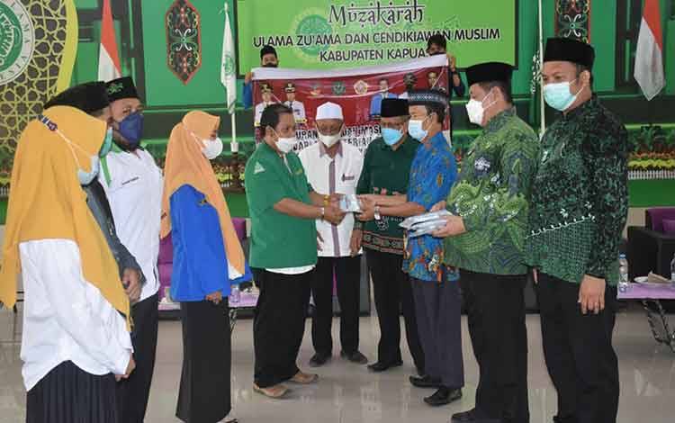 Sejumlah Organisasi Pemuda NU di Kapuas Terima Bantuan Vitamin dan Masker