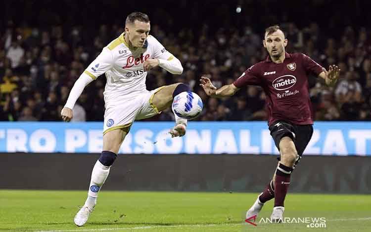 Diwarnai Dua Kartu Merah, Napoli Bawa Tiga Poin dari Salernitana