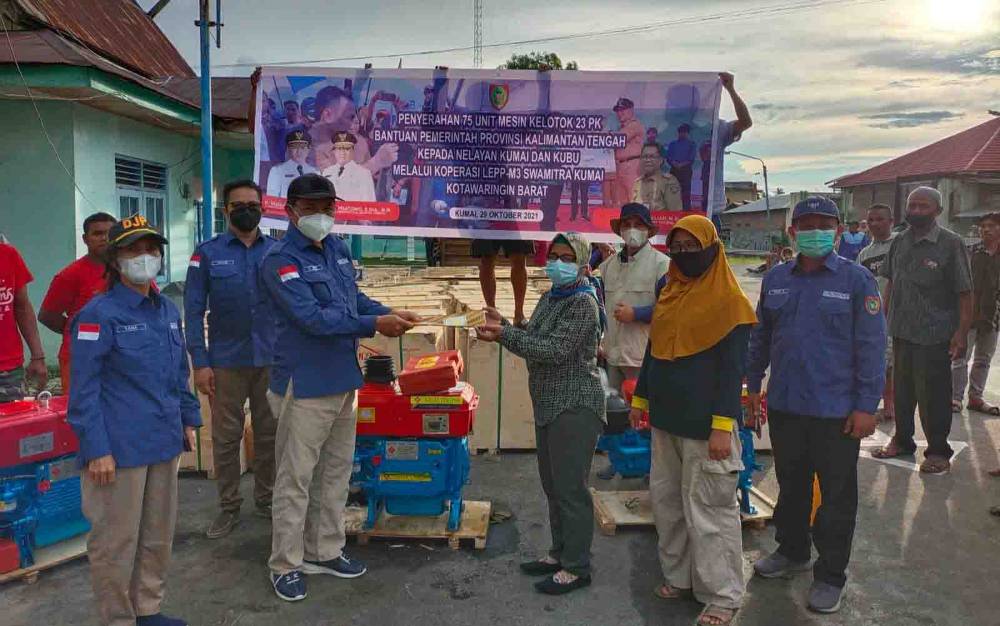 Dislutkan Kalteng Serahkan Bantuan 75 Unit Mesin Kelotok Untuk Nelayan di Kobar