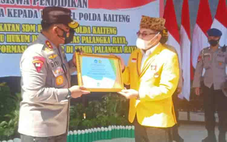 Kapolda Kalteng Terima Penghargaaan dari Rektor UPR