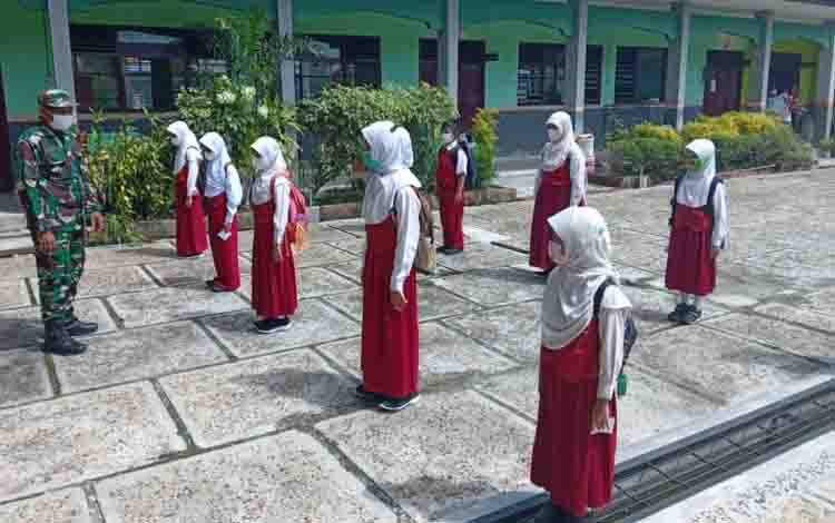 Lurah Panarung dan Babinsa Koramil Pahandut Pantau Kegiatan PTM di MIN 2