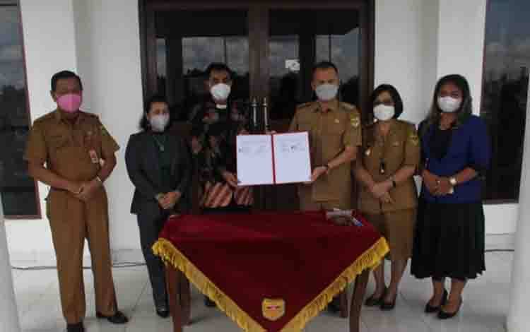 Pemkab Gunung Mas Serahkan Mobil Jenazah kepada Resort GKE Kuala Kurun