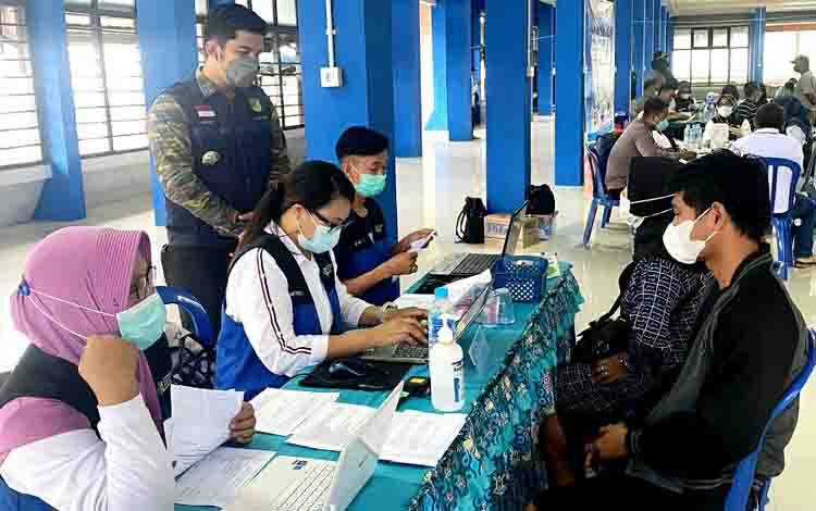 Puskesmas Muara Teweh Adakan Vaksinasi Dosis I dan II di Pasar Barito Permai