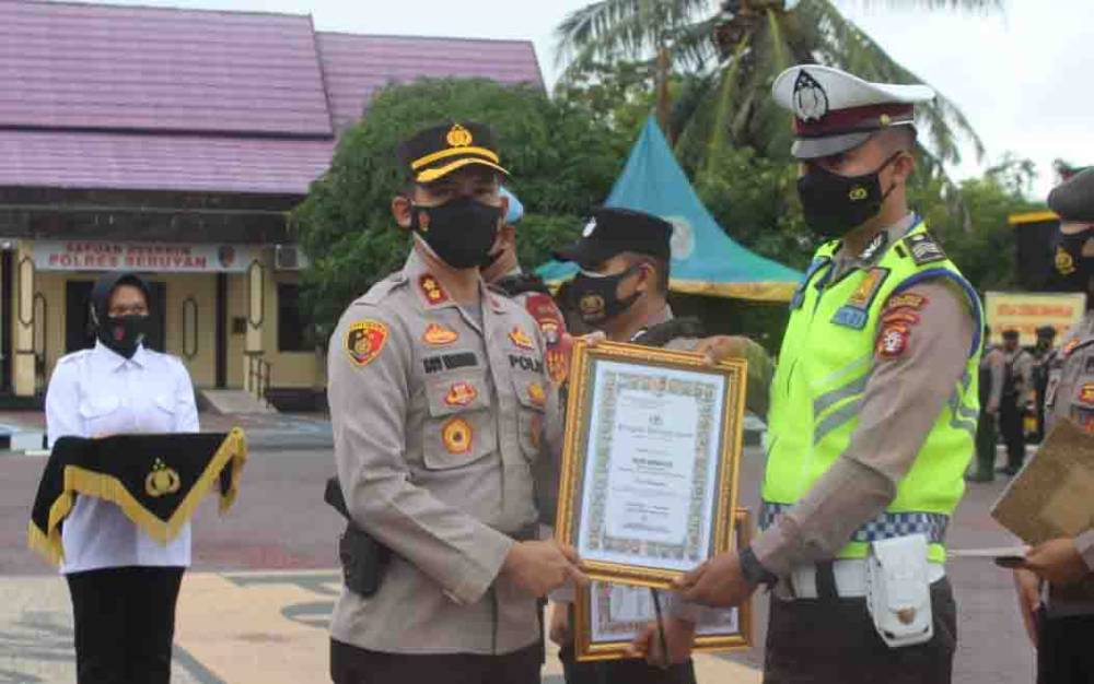 4 Personel Polres Seruyan Terima Penghargaan