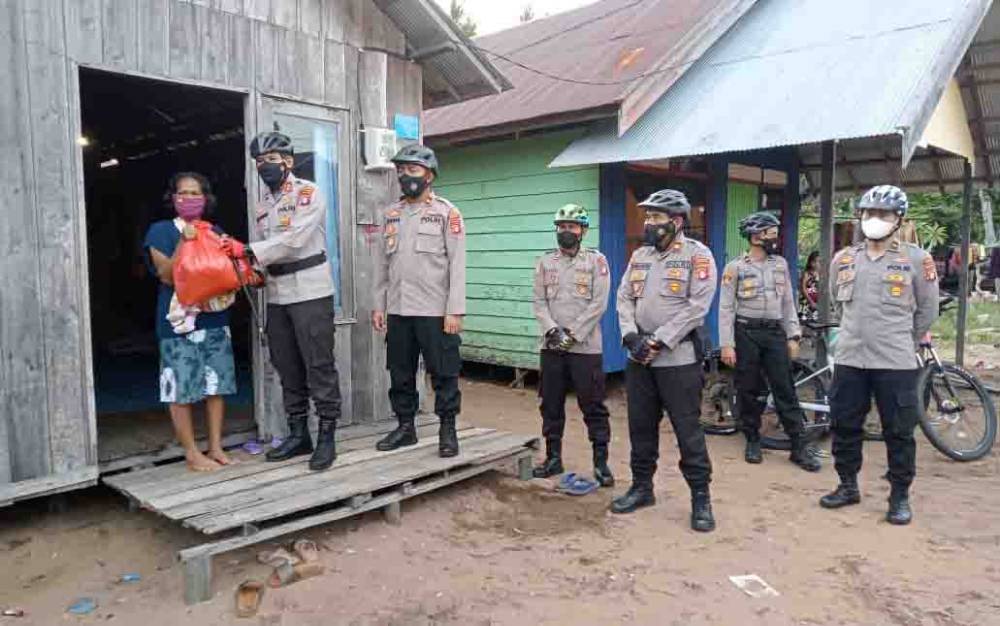 Sore-sore, Kapolres Seruyan Gowes Keliling Kota Sambil Bagikan Sembako
